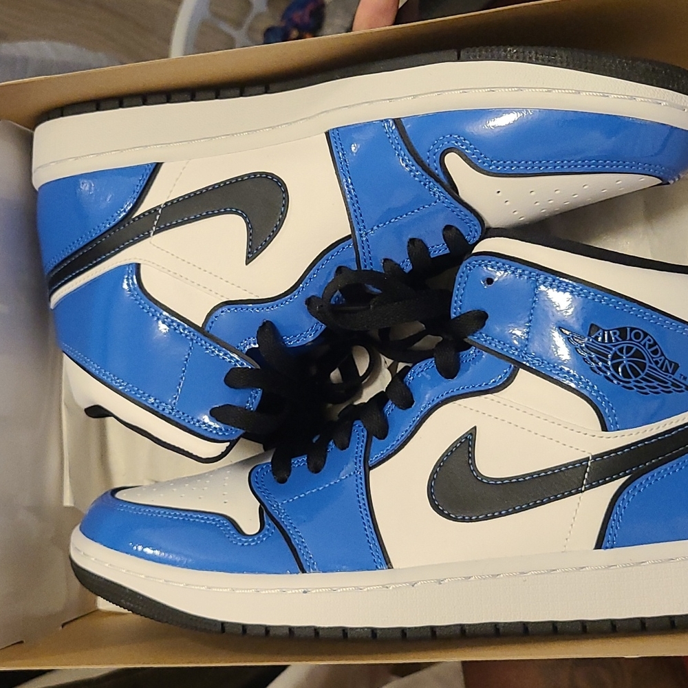 Blue jordan mids